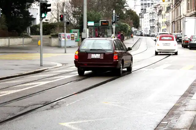 einspuren-auf-tramschienen-oder-busstrecken