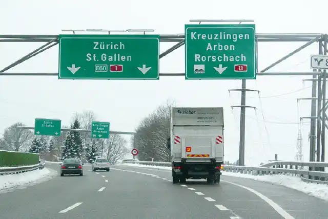 rechts-vorbei-fahren-erlaubt