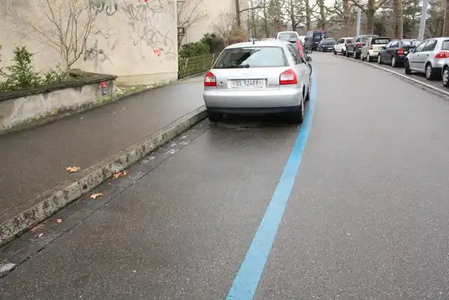 parcheggiare-in-una-strada-a-senso-unico