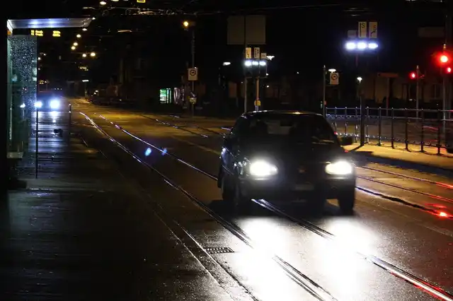 guidare-con-i-fari-accesi